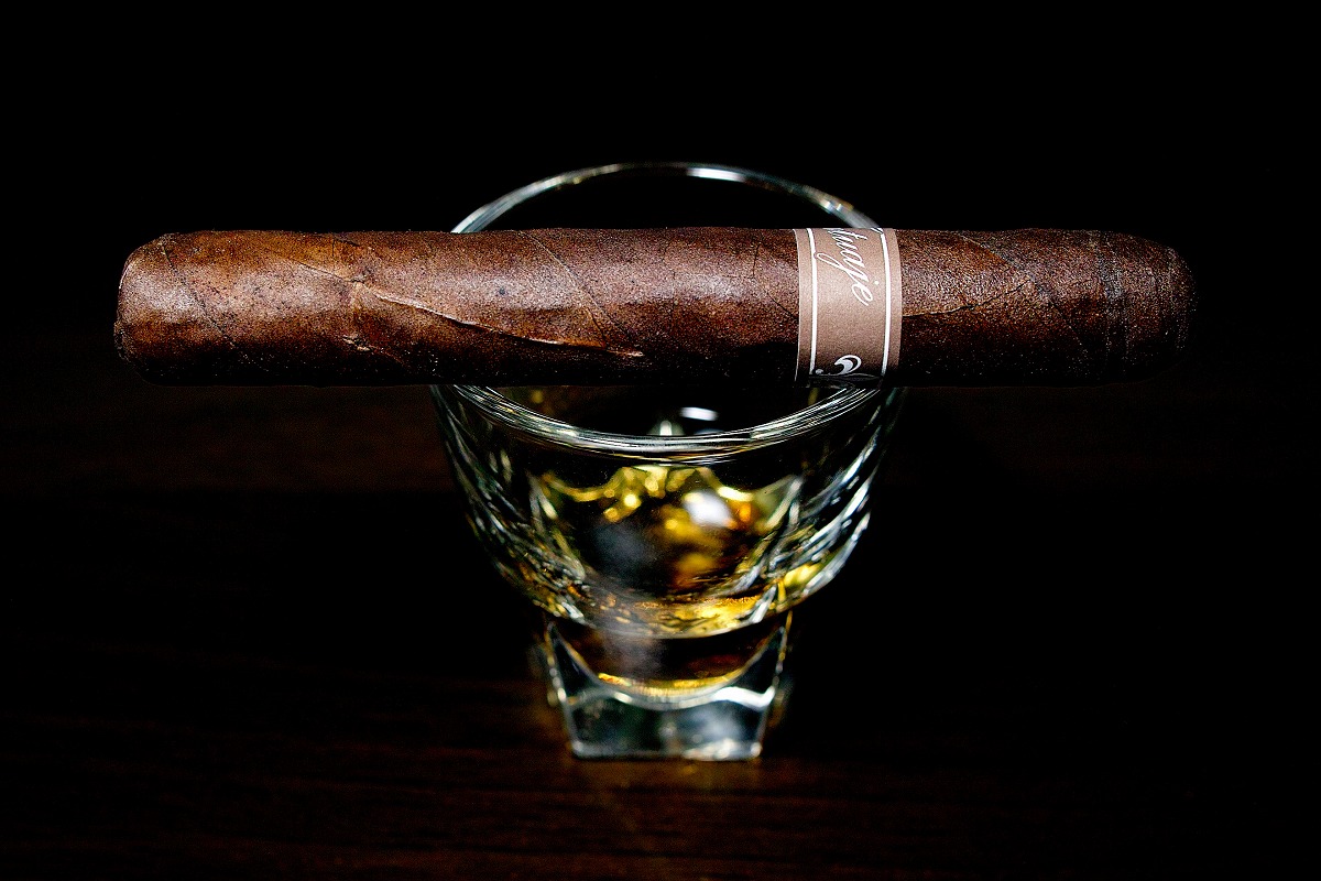 タトゥアヘ ペティカサドレス/Tatuaje Petit Cazadores Reserva Cigar Review｜葉巻/シガー初心者の喫煙レビューブログ｜ギャラリー1a