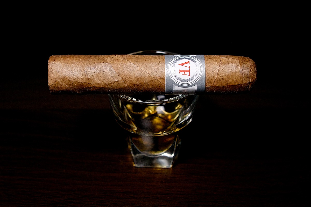 ベガフィナ オリジナル ショートロブスト/VegaFina Original Short Robusto Cigar Review｜葉巻/シガー初心者の喫煙レビューブログ｜ギャラリー1-1