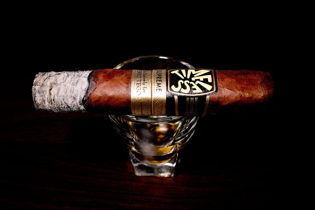 フェリオ・テゴ タイムレス シュプリーム 554/Ferio Tego Timeless Supreme 554 Cigar Review｜葉巻/シガー初心者の喫煙レビューブログ｜喫煙序盤の終わり頃ファーストサード