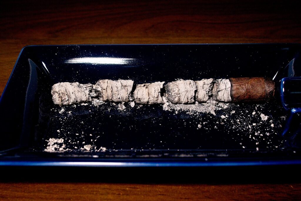 A.J. フェルナンデス ベジャス アルテス マデューロ ランセロ/A.J. Fernandez Bellas Artes Maduro Lancero Cigar Review｜葉巻/シガー初心者の喫煙レビューブログ｜喫煙終了後ファイナルアッシュ