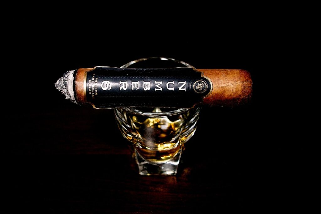 ロッキーパテル ナンバー6 ロブスト/Rocky Patel Number 6 Robusto Cigar Review｜葉巻/シガー初心者の喫煙レビューブログ｜喫煙中盤セカンドサード