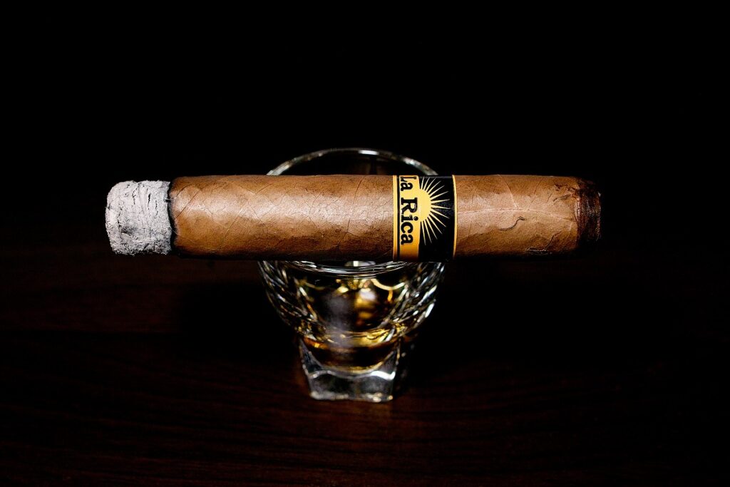 ラ・リカ ロブスト/La Rica Robusto Tubos Cigar Review｜葉巻/シガー初心者の喫煙レビューブログ｜喫煙序盤ファーストサード