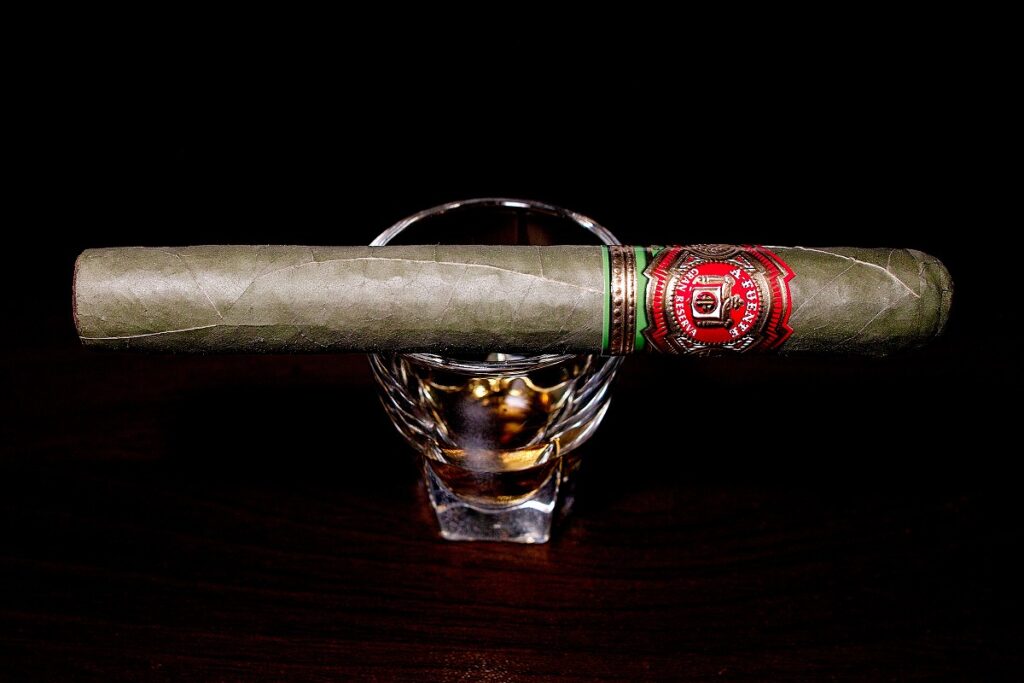 アルトゥーロ・フエンテ グランレゼルバ 8-5-8 クラロ/Arturo Fuente Gran Reserva Flor Fina 8-5-8 Candela Cigar Review|葉巻/シガー初心者の喫煙レビューブログ|ギャラリー1