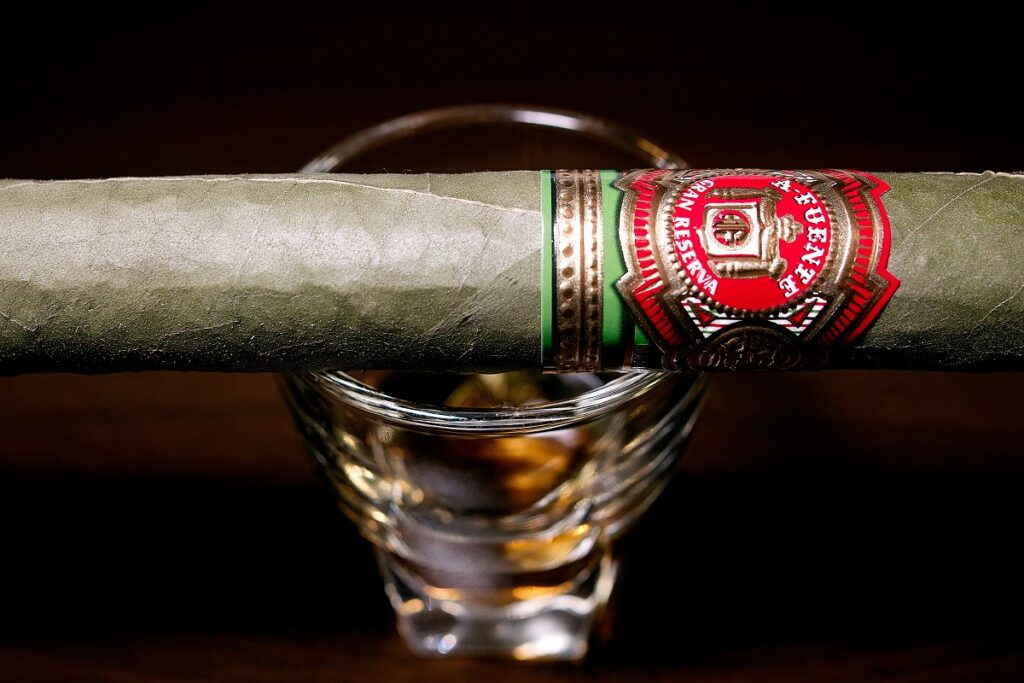 アルトゥーロ・フエンテ グランレゼルバ 8-5-8 クラロ/Arturo Fuente Gran Reserva Flor Fina 8-5-8 Candela Cigar Review｜葉巻/シガー初心者の喫煙レビューブログ｜ギャラリー6