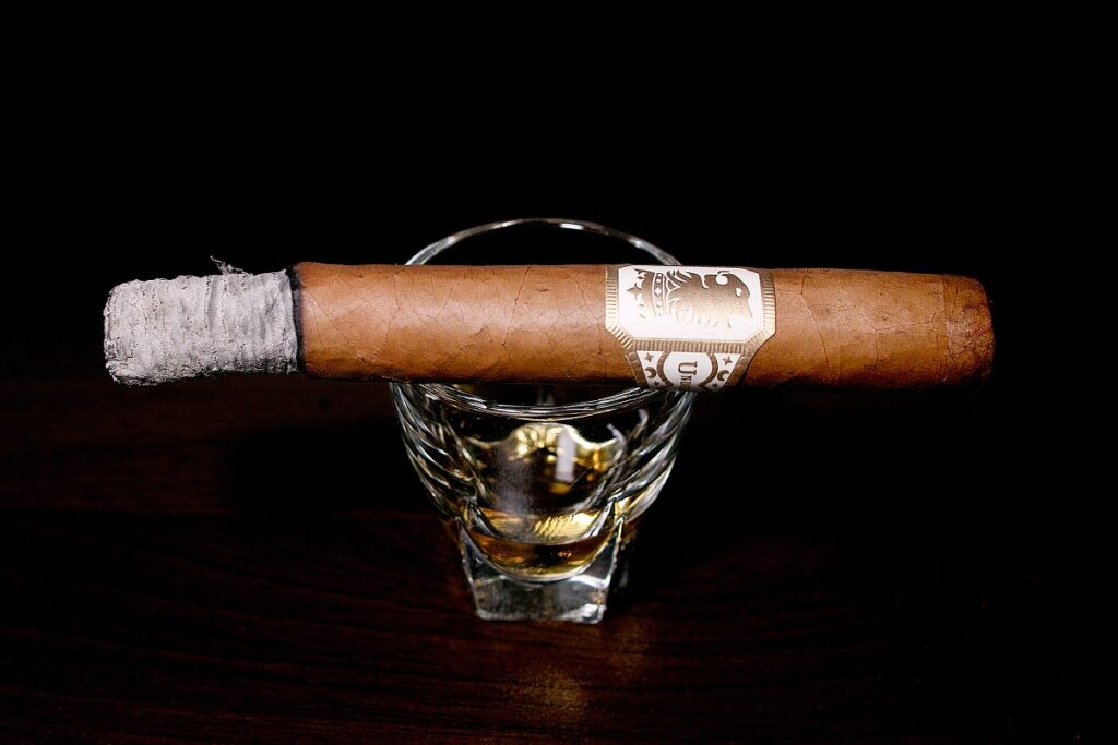 ドリュー・エステート アンダークラウン シェード コロナ/Drew Estate Undercrown Shade Corona Cigar Review|葉巻/シガー初心者の喫煙レビューブログ|喫煙序盤の終わり頃ファーストサード