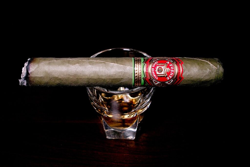 アルトゥーロ・フエンテ グランレゼルバ 8-5-8 クラロ/Arturo Fuente Gran Reserva Flor Fina 8-5-8 Candela Cigar Review|葉巻/シガー初心者の喫煙レビューブログ|喫煙序盤ファーストサード