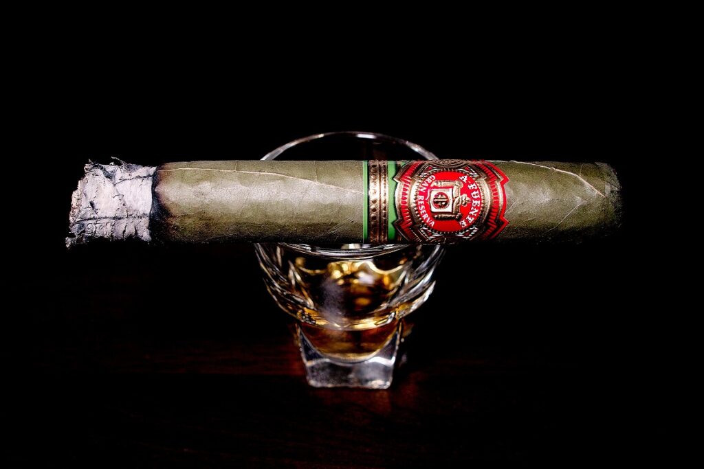 アルトゥーロ・フエンテ グランレゼルバ 8-5-8 クラロ/Arturo Fuente Gran Reserva Flor Fina 8-5-8 Candela Cigar Review|葉巻/シガー初心者の喫煙レビューブログ|喫煙序盤の終わり頃ファーストサード