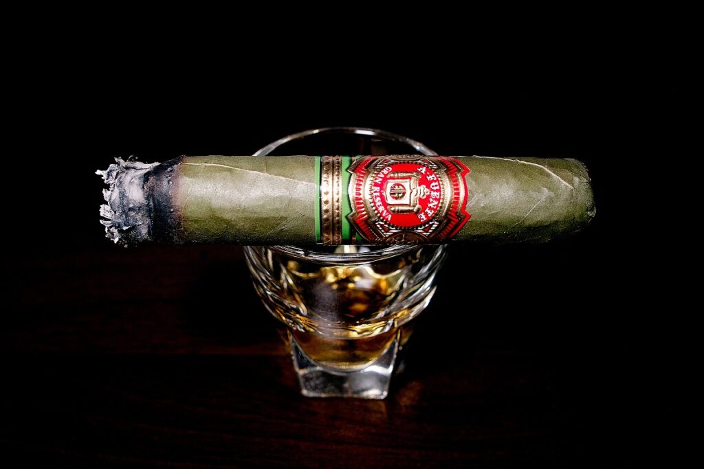 アルトゥーロ・フエンテ グランレゼルバ 8-5-8 クラロ/Arturo Fuente Gran Reserva Flor Fina 8-5-8 Candela Cigar Review|葉巻/シガー初心者の喫煙レビューブログ|喫煙中盤セカンドサード