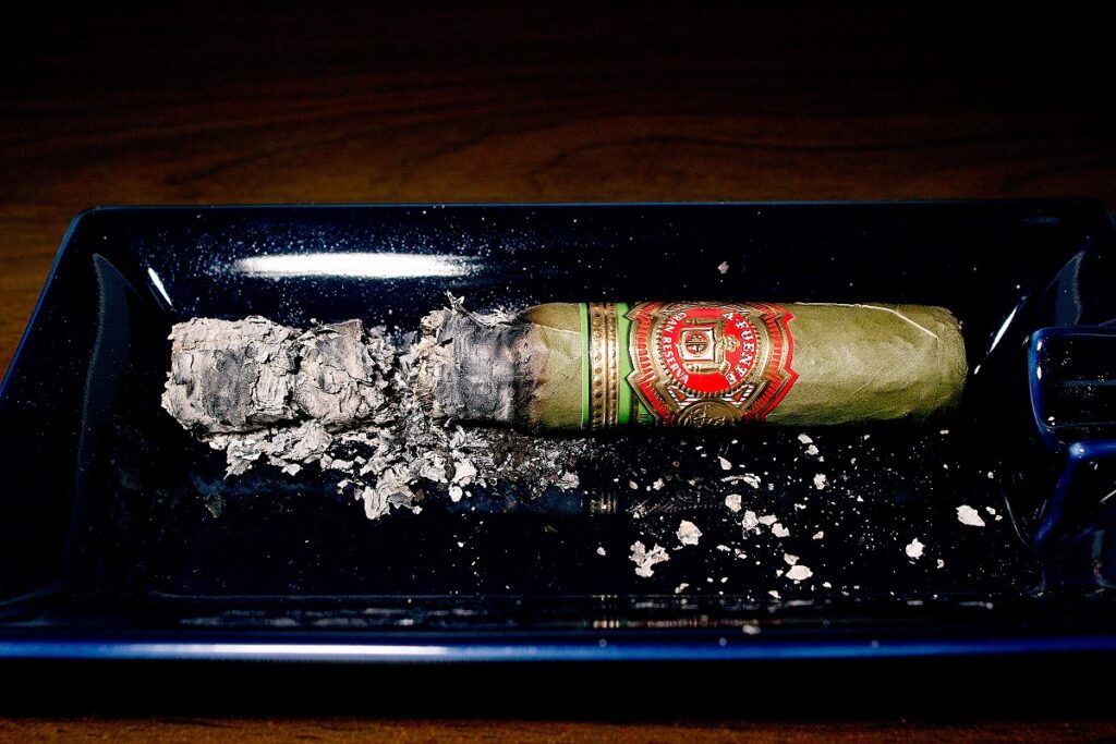 アルトゥーロ・フエンテ グランレゼルバ 8-5-8 クラロ/Arturo Fuente Gran Reserva Flor Fina 8-5-8 Candela Cigar Review|葉巻/シガー初心者の喫煙レビューブログ|喫煙終了後ファイナルアッシュ