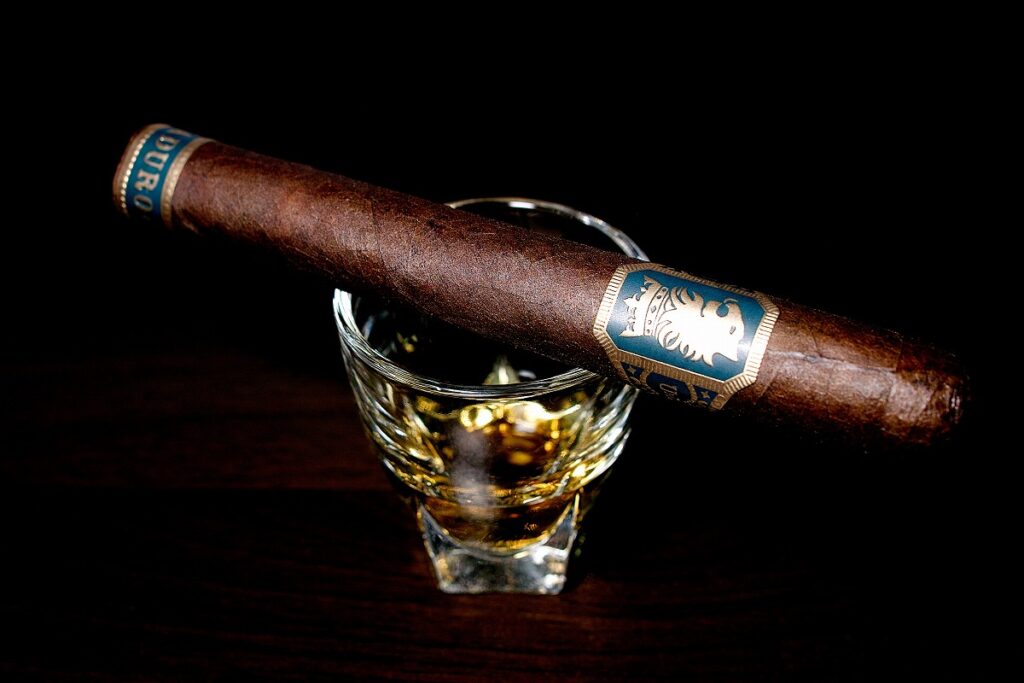 ドリュー・エステート アンダークラウン マデューロ コロナビバ/Drew Estate Undercrown Maduro Corona Viva Cigar Review｜葉巻/シガー初心者の喫煙レビューブログ｜ギャラリー3