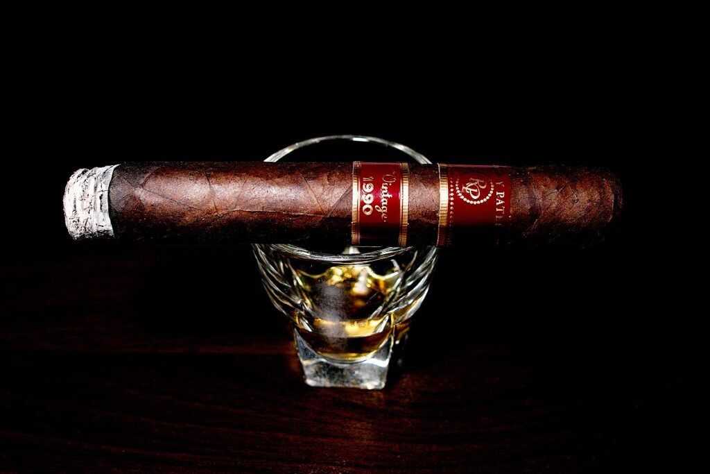 ロッキーパテル ヴィンテージ 1990 ロブスト/Rocky Patel Vintage 1990 Broadleaf Robusto Cigar Review｜葉巻/シガー初心者の喫煙レビューブログ｜喫煙序盤ファーストサード