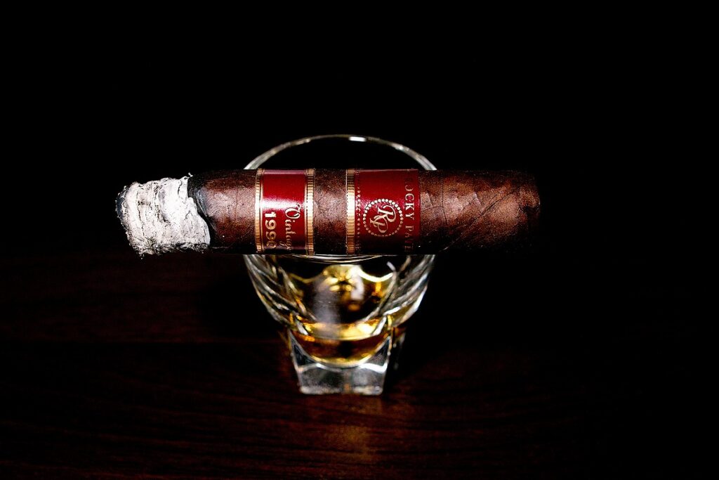 ロッキーパテル ヴィンテージ 1990 ロブスト/Rocky Patel Vintage 1990 Broadleaf Robusto Cigar Review｜葉巻/シガー初心者の喫煙レビューブログ｜喫煙中盤セカンドサード
