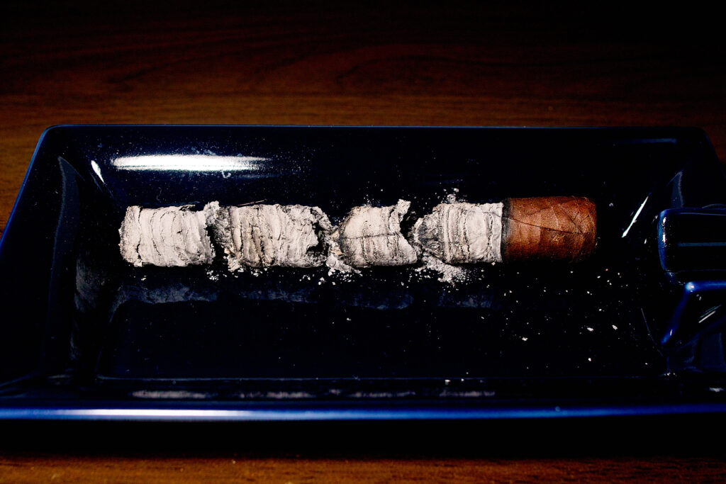 オリバ セリー V No.4/Oliva Serie V No.4 Cigar Review|葉巻/シガー初心者の喫煙レビューブログ|喫煙終了後ファイナルアッシュ