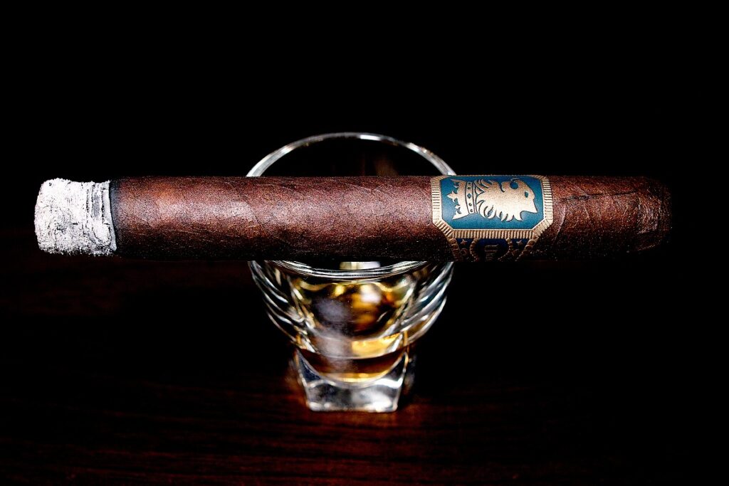 ドリュー・エステート アンダークラウン マデューロ コロナビバ/Drew Estate Undercrown Maduro Corona Viva Cigar Review|葉巻/シガー初心者の喫煙レビューブログ|喫煙序盤ファーストサード