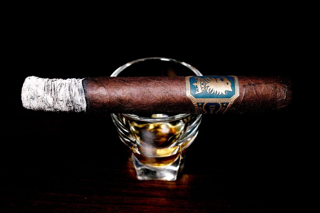 ドリュー・エステート アンダークラウン マデューロ コロナビバ/Drew Estate Undercrown Maduro Corona Viva Cigar Review|葉巻/シガー初心者の喫煙レビューブログ|喫煙序盤の終わり頃ファーストサード