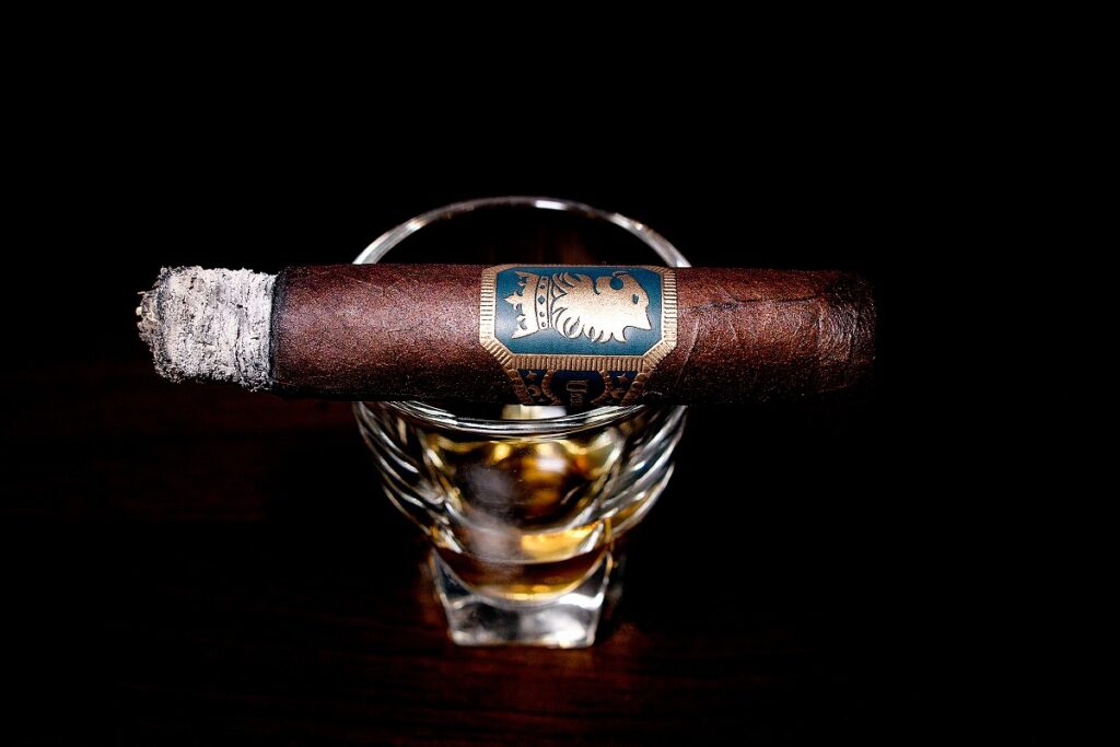 ドリュー・エステート アンダークラウン マデューロ コロナビバ/Drew Estate Undercrown Maduro Corona Viva Cigar Review|葉巻/シガー初心者の喫煙レビューブログ|喫煙中盤セカンドサード