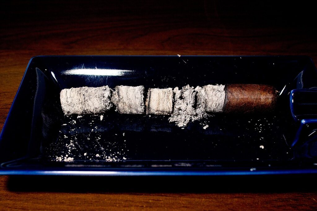 ドリュー・エステート アンダークラウン マデューロ コロナビバ/Drew Estate Undercrown Maduro Corona Viva Cigar Review|葉巻/シガー初心者の喫煙レビューブログ|喫煙終了後ファイナルアッシュ
