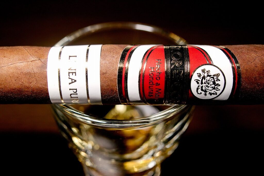 フロール・デ・コパン リネアプロス コロナ/Flor de Copan Linea Puros Corona Cigar Review｜葉巻/シガー初心者の喫煙レビューブログ｜ギャラリー6
