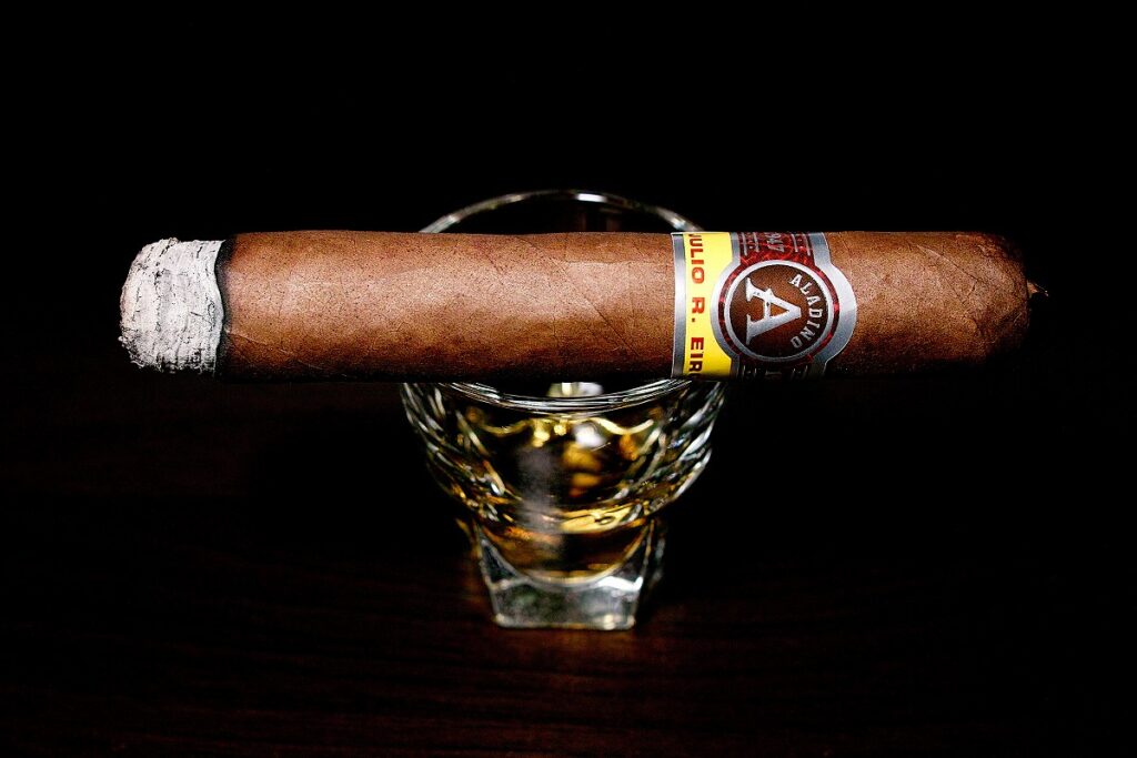 アラディーノ コロホ ロブスト/Aladino Corojo Robusto Cigar Review|葉巻/シガー初心者の喫煙レビューブログ|喫煙序盤ファーストサード